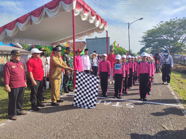 Camat Banyuasin III Akhmad Rosyadi umumkan para pemenang lomba HUT_RI kemerdekaan ke-77